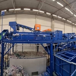 Ligne de triage automatique servant à trier des bouteilles en PET, des canettes et boîtes de conserve en Al et en Fe