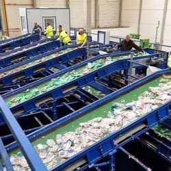 Ligne de triage automatique servant à trier des bouteilles en PET, des canettes et boîtes de conserve en Al et en Fe