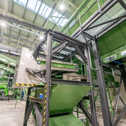 Ligne de triage automatique servant à trier des déchets ménagers, du plastique et du papier