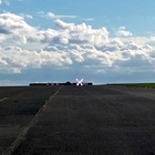 Croix lumineuse mobile indiquant la fermeture d’une piste d’aéroport