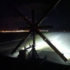Croix lumineuse mobile indiquant la fermeture d’une piste d’aéroport